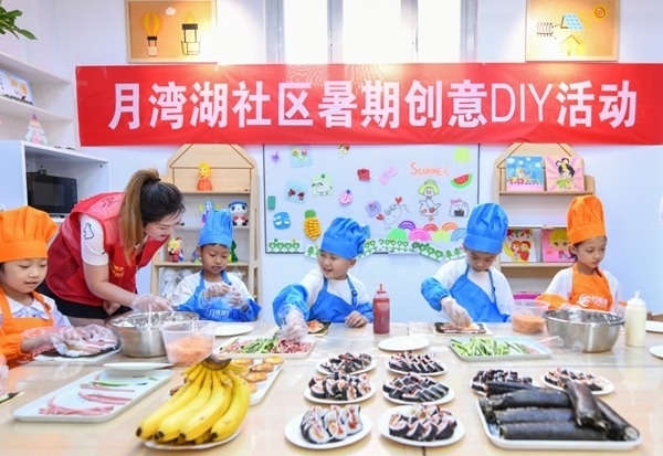 漯河市月灣湖社區(qū)青少年活動(dòng)室里，志愿者教孩子們做手工。 齊國霞攝