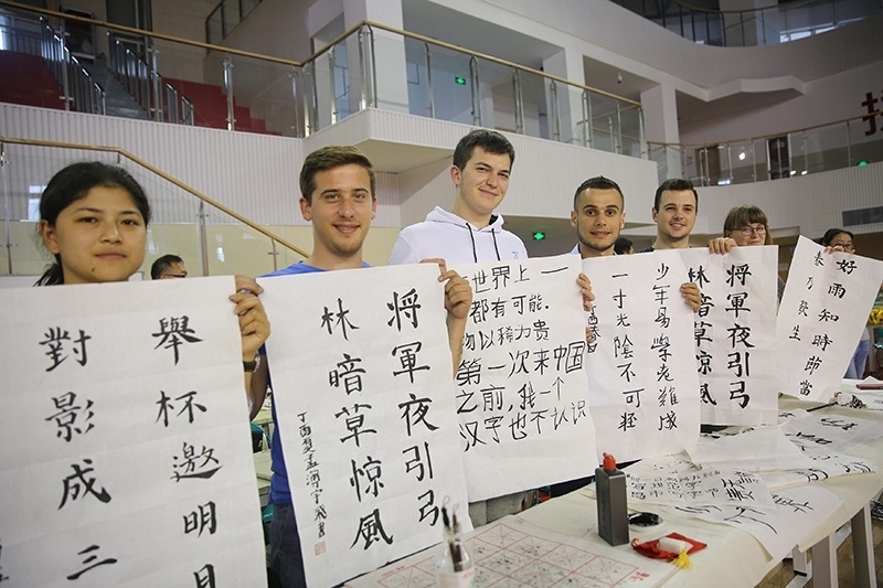 2017年6月5日，來自青島大學(xué)和中國(guó)石油大學(xué)（華東）的外國(guó)留學(xué)生在展示現(xiàn)場(chǎng)完成的書法作品。