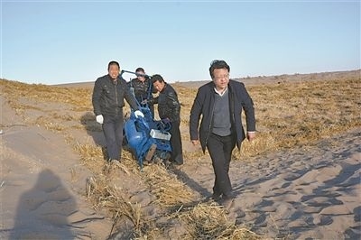 徐先英（右一）帶隊(duì)在沙漠腹地試驗(yàn)新型手扶式小沙障機(jī)。受訪者供圖