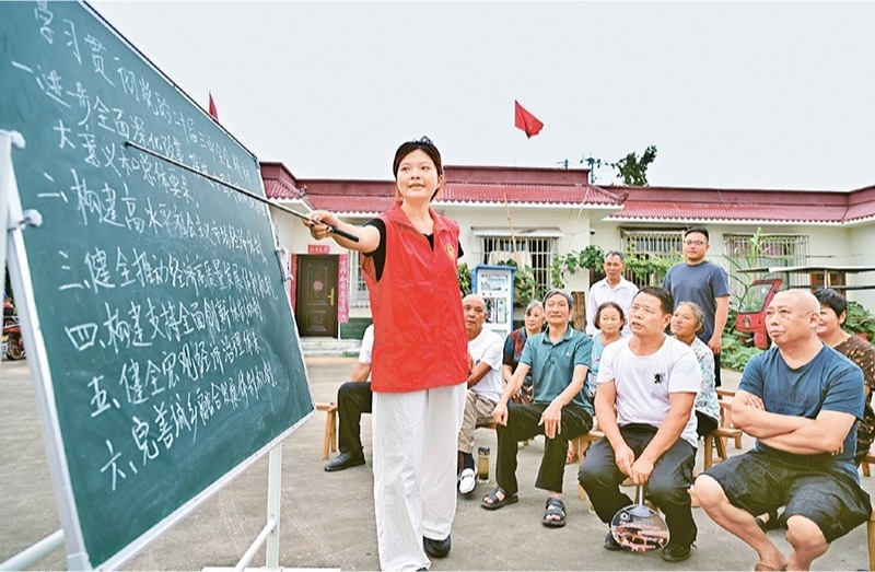 學(xué)習(xí)好貫徹好黨的二十屆三中全會(huì)精神，是當(dāng)前和今后一個(gè)時(shí)期全黨全國(guó)的一項(xiàng)重大政治任務(wù)。圖為2024年7月27日，四川省眉山市仁壽縣“小黑板”宣講小分隊(duì)，向基層黨員干部群眾宣講黨的二十屆三中全會(huì)精神。 人民圖片 潘帥/攝