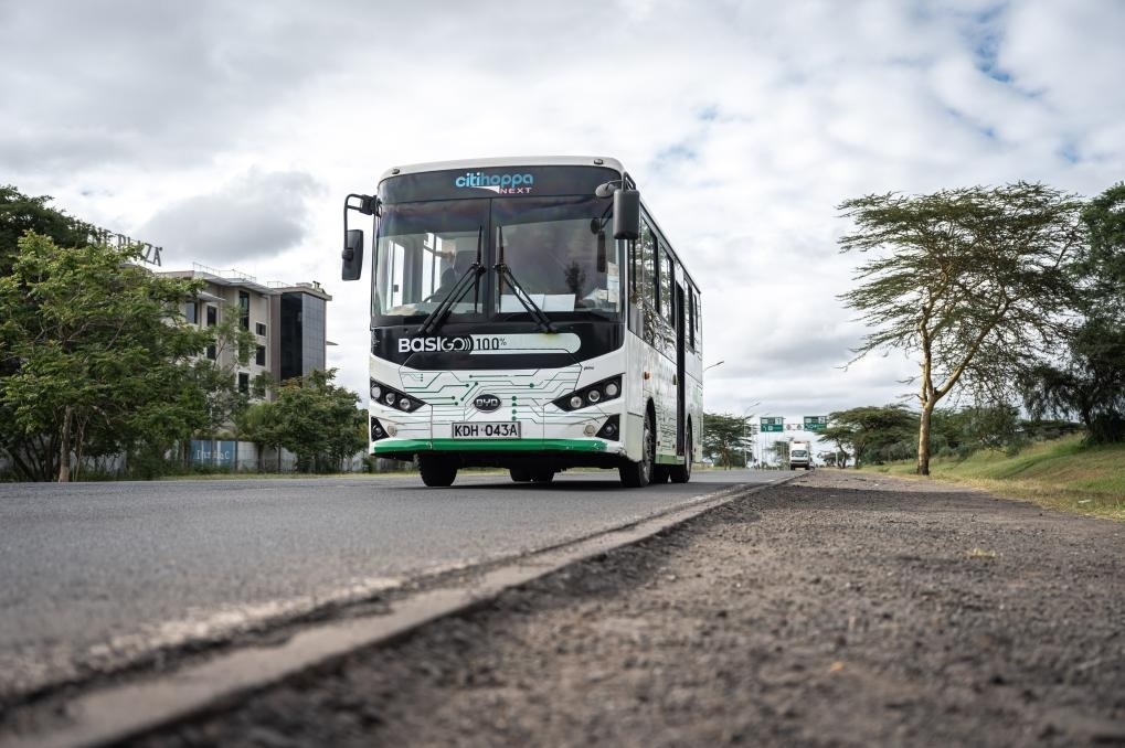 2023年6月3日，一輛肯尼亞電動巴士公司與中國車企合作生產(chǎn)的電動巴士行駛在肯尼亞內羅畢街頭。新華社記者王冠森攝