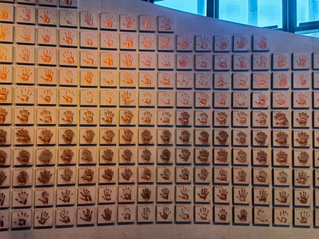 圖為侵華日軍南京大屠殺遇難同胞紀(jì)念館“三個(gè)必勝”展廳排列的648個(gè)鮮紅的手?。ň植浚Ｐ氯A社記者 邱冰清 攝