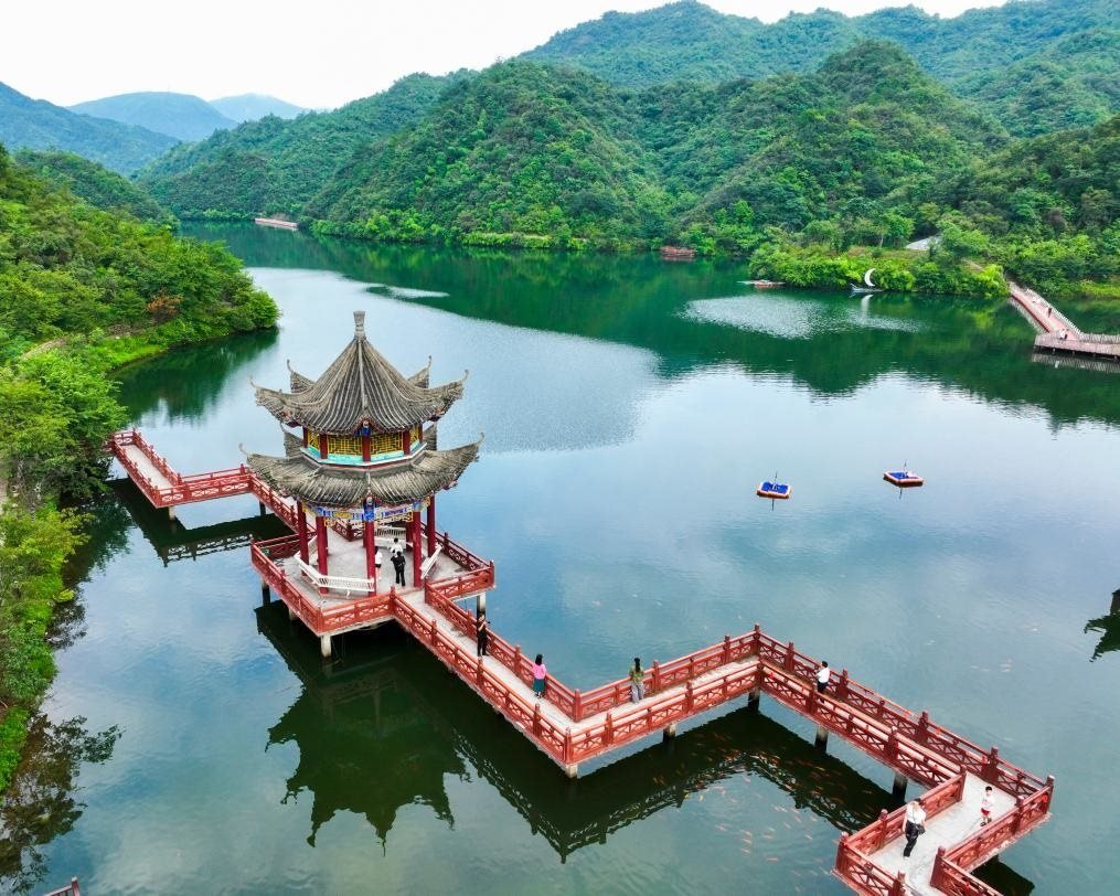 2024年8月11日，游客在湖南省雙牌縣陽明山國家森林公園萬和湖休閑游玩。新華社發(fā)（周秀魚春攝）