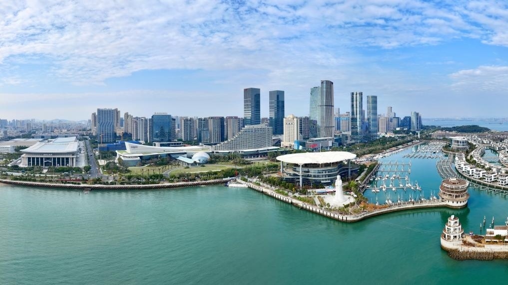 2024年1月24日拍攝的廈門國際會議中心、環(huán)島路一帶濱海城市景觀。新華社記者姜克紅攝