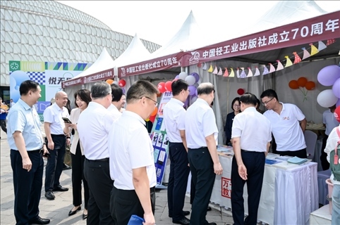 “書香滿園·輕閱七十年”圖書文化歡樂市集開市。主辦方供圖