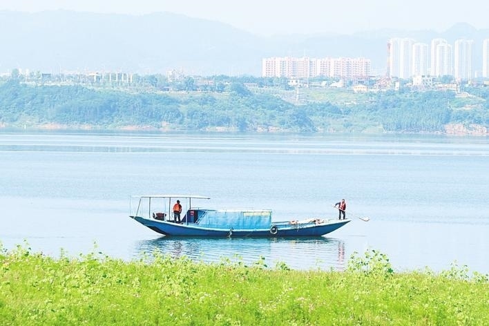 △湖北十堰鄖陽區(qū)的志愿者在打撈漂浮物。