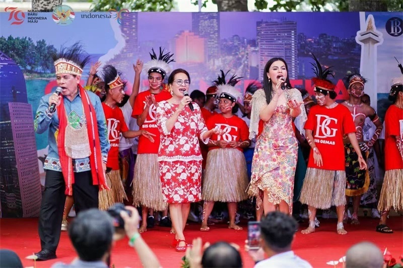 大使夫婦與演員一起共唱《明天會更好》。