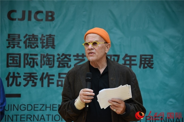 瑞典藝術(shù)家托比恩·卡爾斯博致辭。人民網(wǎng)記者 殷淼攝