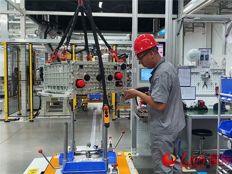 技術(shù)人員進(jìn)行系統(tǒng)化測(cè)試。人民網(wǎng)記者 于洋攝