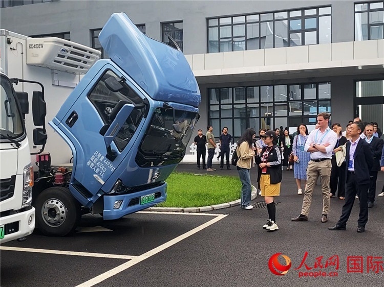 于民向駐華外交官和國(guó)際組織駐華代表介紹燃料電池車(chē)型。人民網(wǎng)記者 于洋攝