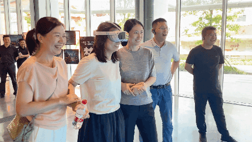 研學(xué)團(tuán)成員正在用VR眼鏡體驗。人民網(wǎng) 王戰(zhàn)雄攝