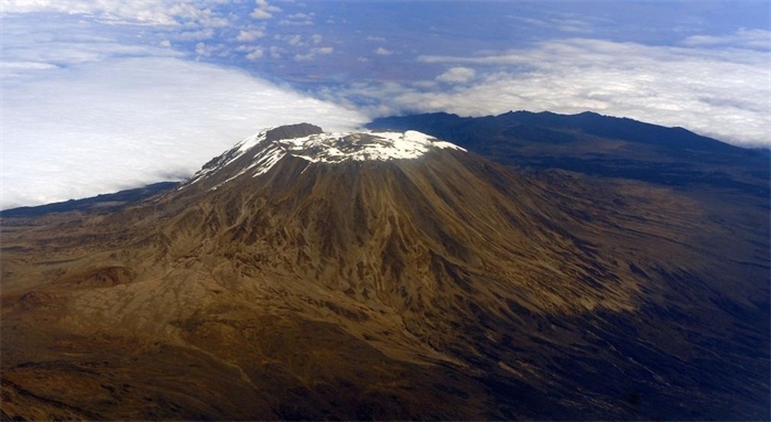 2012年8月3日，常被云霧環(huán)繞的乞力馬扎羅山云開霧散，雄姿一覽無余。新華社記者丁海濤攝