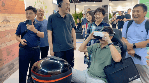 研學(xué)團(tuán)成員正在用VR眼鏡體驗。人民網(wǎng) 王戰(zhàn)雄攝