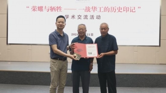 圖為中國華僑歷史博物館負責人寧一為河間一戰(zhàn)華工后代代表沈秉燦、沈秉尊頒發(fā)捐贈證書和感謝函。