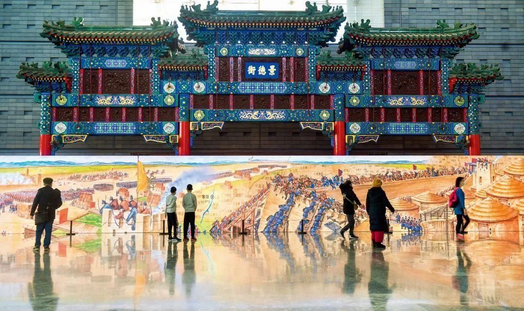 △2022年1月，觀眾在首都博物館參觀“穿越時(shí)空的大運(yùn)河”數(shù)字影像展。
