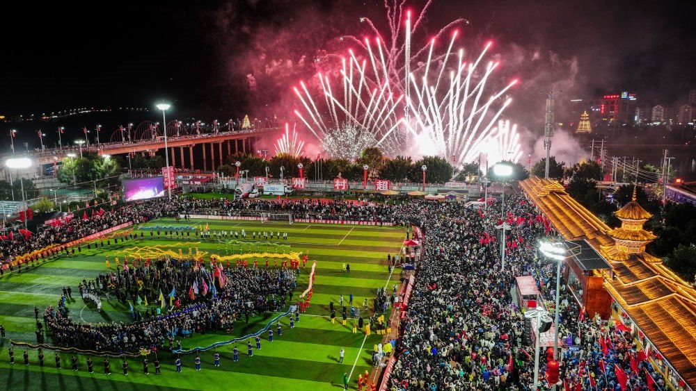 2024全國“村晚”示范展示活動暨貴州“村超村晚”舉行音樂煙花秀表演（無人機照片，2024年2月3日攝）。新華社記者 劉續(xù) 攝