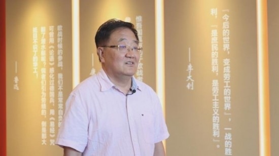 圖為中國社會科學學院近代史研究所研究員張俊義接受媒體采訪。