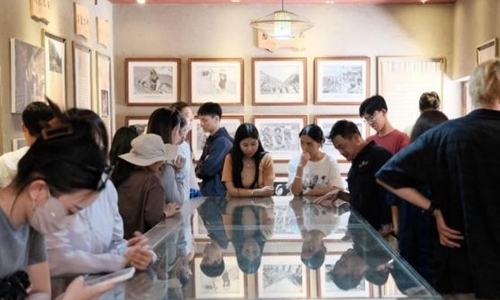 同學們觀摩文旅設計。校方供圖