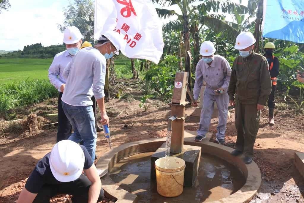 2022年4月11日，在盧旺達(dá)東方省加齊博區(qū)穆拉姆比，工作人員檢查一口中國援建的水井。新華社發(fā)