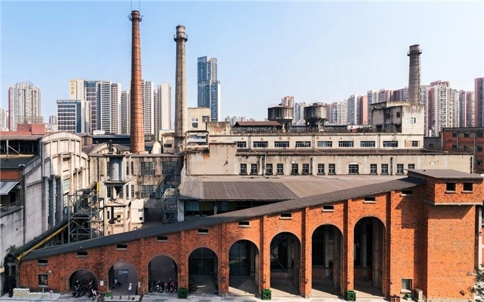 在原成都國營紅光電子管廠舊址上改建而成的東郊記憶園區(qū)南大門。大門既保留了老工業(yè)區(qū)的風貌，又融入了現代審美和創(chuàng)意，成為了園區(qū)一大亮點。資料圖片