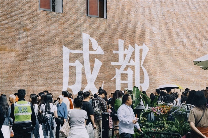 東郊記憶園區(qū)“成都墻”以巨大的“成都”字樣和獨特的藝術設計成為園區(qū)的網紅打卡地，吸引了眾多游客和市民前來參觀。資料圖片