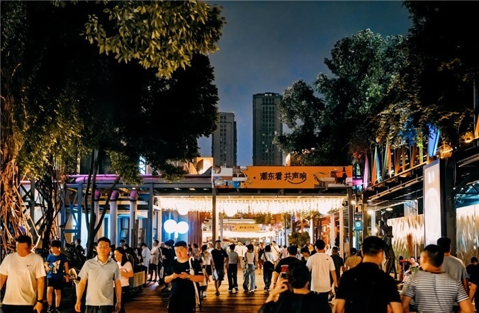 夜幕下的東郊記憶園區(qū)人流如織，熱度不減。資料圖片