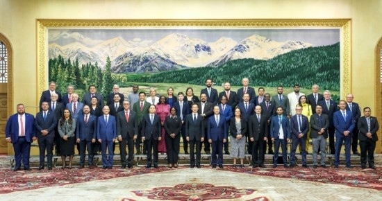  8月30日，國家副主席韓正在北京集體會(huì)見出席2024年國際議員友好交流論壇的各國代表。新華社記者 丁林 攝