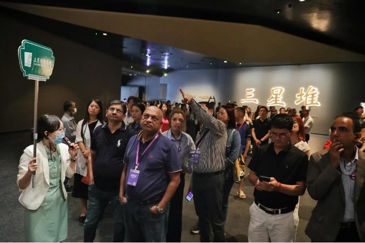 8月31日，亞洲媒體考察團參訪三星堆博物館?！吨袊洕芸酚浾咝ゑ磾z