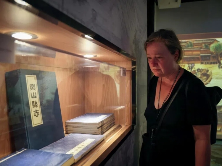 2024“一帶一路”媒體合作論壇聯(lián)合采訪(fǎng)調(diào)研行成員在蘇稽古鎮(zhèn)調(diào)研樂(lè)山歷史文化。本報(bào)記者 伊霄攝