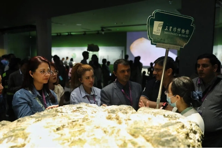 8月31日，亞洲媒體考察團參訪三星堆博物館。左一為馬來西亞《星報》首席商務官莉迪婭·王?！吨袊洕芸酚浾咝ゑ磾z