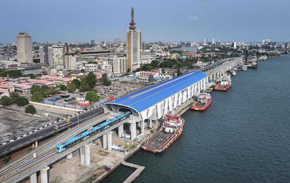 △2024年3月，在尼日利亞拉各斯，一列輕軌藍(lán)線列車駛?cè)氪a頭站。拉各斯輕軌藍(lán)線是西非地區(qū)首條由中國企業(yè)自主設(shè)計(jì)、建造、施工、運(yùn)營的電氣化城市軌道交通項(xiàng)目。