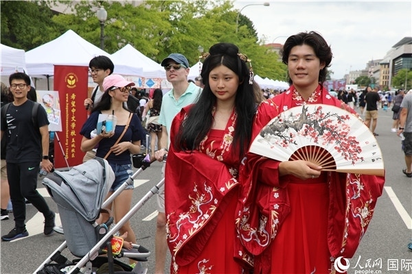 5、當地華僑華人身穿漢服參加文化節(jié)。 人民網記者 李志偉攝