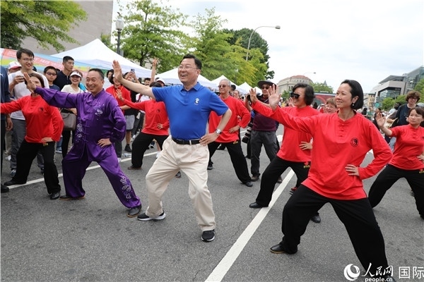 6、在活動現場，謝鋒大使與華僑華人一起打太極拳。 人民網記者 李志偉攝