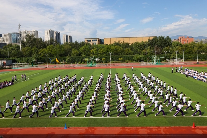 高一學(xué)生在開學(xué)典禮中表演軍體拳。學(xué)校供圖