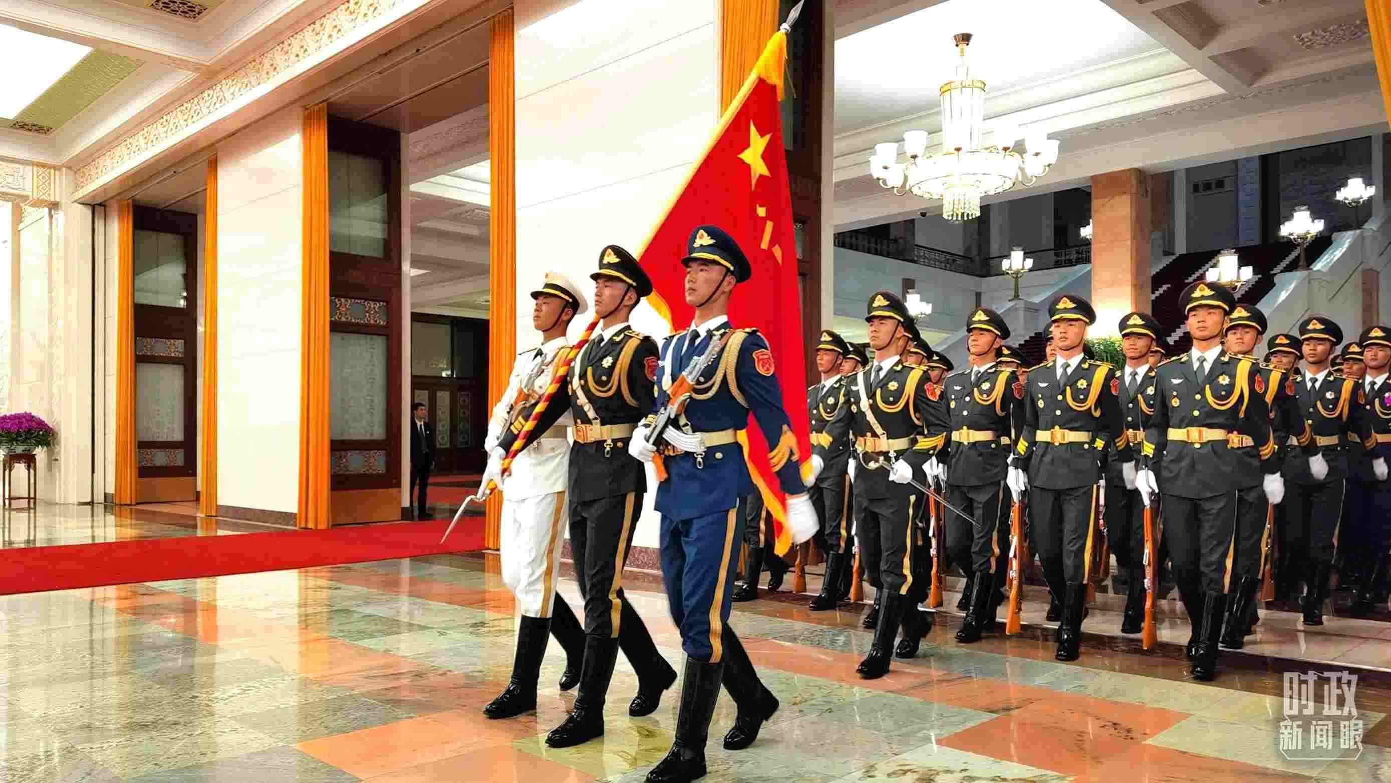 △9月2日，習(xí)主席在人民大會堂北大廳為拉馬福薩總統(tǒng)舉行歡迎儀式。（總臺央視記者郭鴻拍攝）