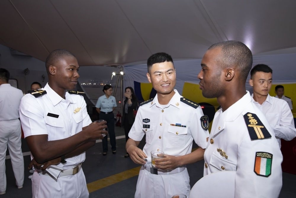 2023年6月25日，中國(guó)和科特迪瓦雙方官兵在南寧艦舉辦的甲板招待會(huì)上交流。中國(guó)海軍第43批護(hù)航編隊(duì)22日抵達(dá)科特迪瓦經(jīng)濟(jì)首都阿比讓，開(kāi)始對(duì)科特迪瓦為期4天的友好訪問(wèn)。