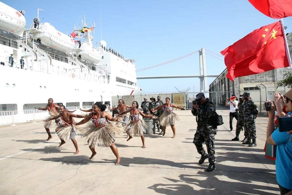 2024年8月16日，在莫桑比克馬普托港，當(dāng)?shù)匮輪T表演舞蹈，歡送中國(guó)海軍“和平方舟”號(hào)醫(yī)院船。