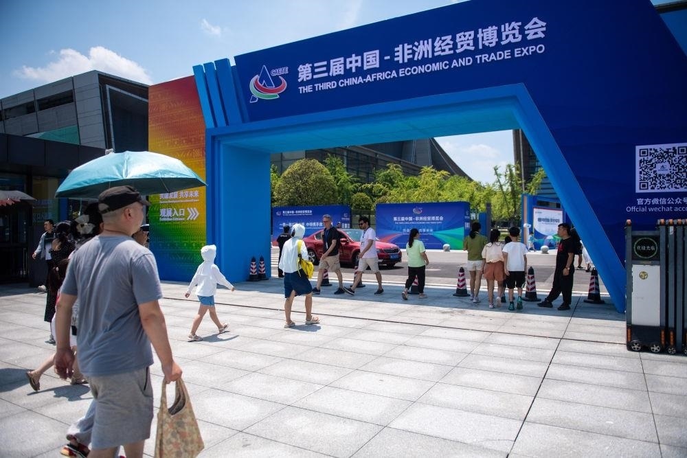 △2023年7月，在湖南長沙國際會展中心，觀眾進入中非經(jīng)貿(mào)博覽會展會現(xiàn)場。