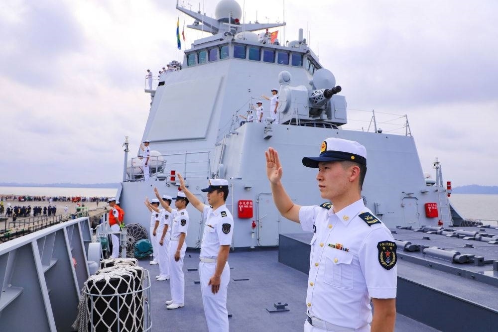 2023年7月8日，中國(guó)海軍第43批護(hù)航編隊(duì)官兵向加蓬利伯維爾奧文多港碼頭的歡迎人群揮手致意。中國(guó)海軍第43批護(hù)航編隊(duì)抵達(dá)加蓬利伯維爾，開(kāi)始對(duì)加蓬進(jìn)行為期4天的友好訪問(wèn)。