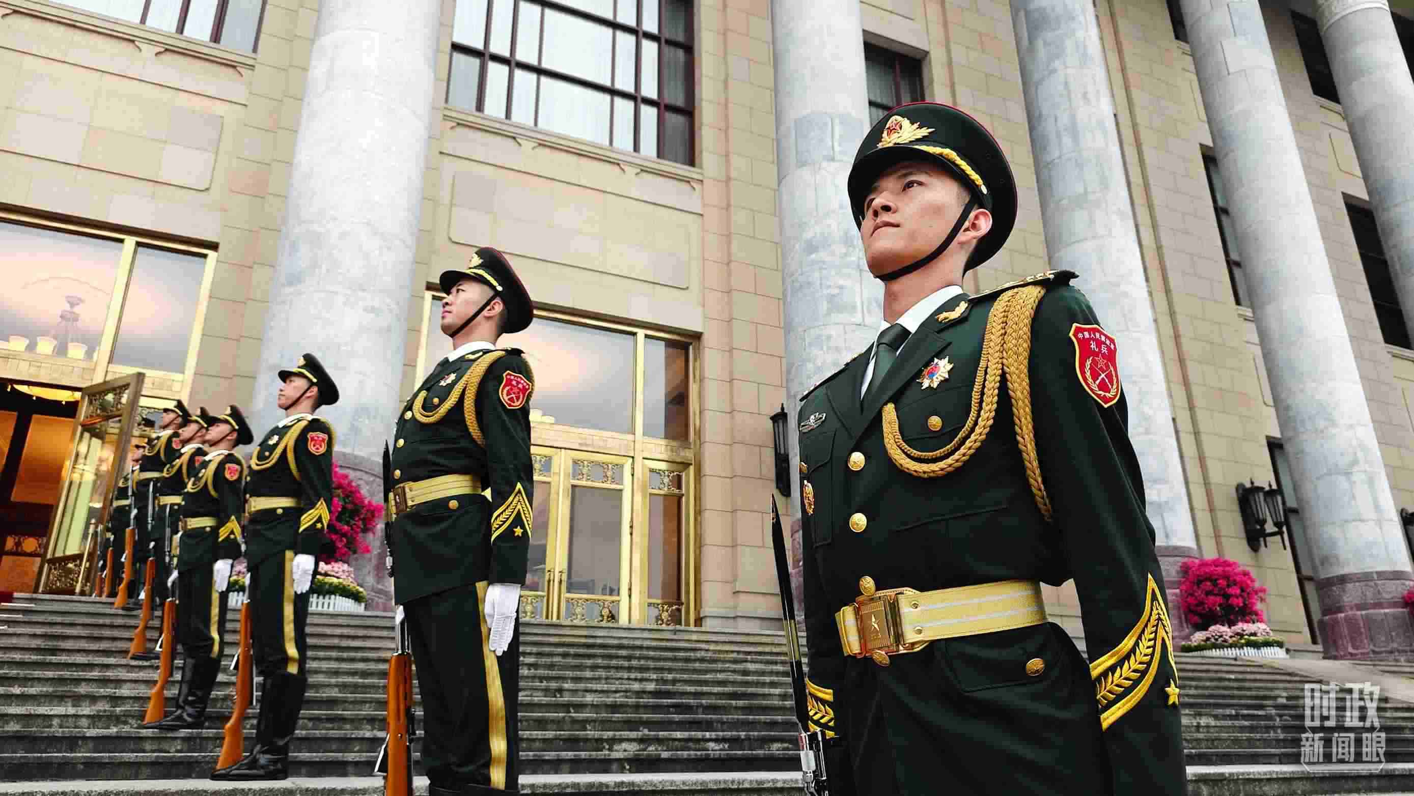  △人民大會堂外，禮兵列隊(duì)歡迎外國領(lǐng)導(dǎo)人。（總臺央視記者韓銳拍攝）