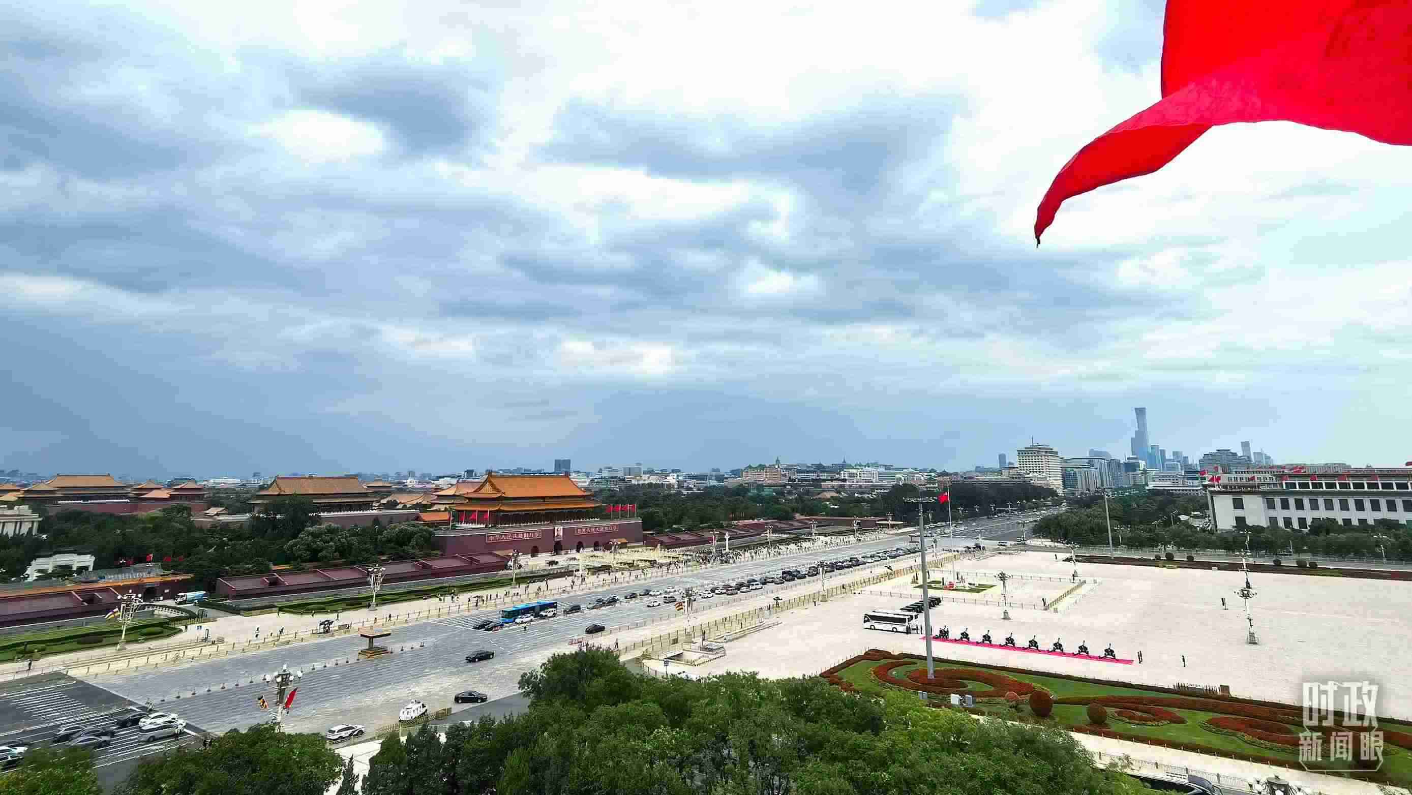 △北京長安街兩側(cè)懸掛中非合作論壇成員旗幟。（總臺央視記者張垚拍攝）