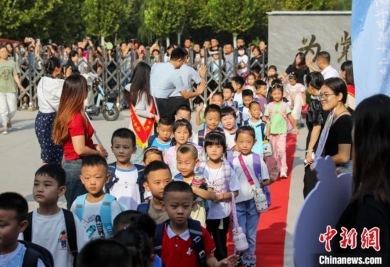 9月1日起，河北省衡水市各中小學(xué)陸續(xù)開(kāi)學(xué)。9月4日，2024級(jí)小學(xué)一年級(jí)新生集中入學(xué)，為迎接新同學(xué)，各學(xué)校開(kāi)展了豐富多彩的活動(dòng)。 據(jù)衡水市教育局介紹，今年衡水市746所中小學(xué)共迎來(lái)75.1萬(wàn)名新生。其中，全市550所小學(xué)迎來(lái)新生34.46萬(wàn)名。圖為衡水市第十二中學(xué)小學(xué)部的一年級(jí)新生走紅毯。陳康 攝