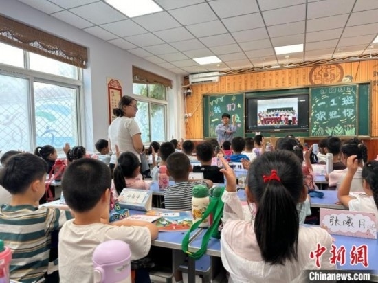 圖為衡水市康復(fù)街小學(xué)，老師講解開(kāi)學(xué)第一課校園紀(jì)律與禮儀。徐鵬璐 攝