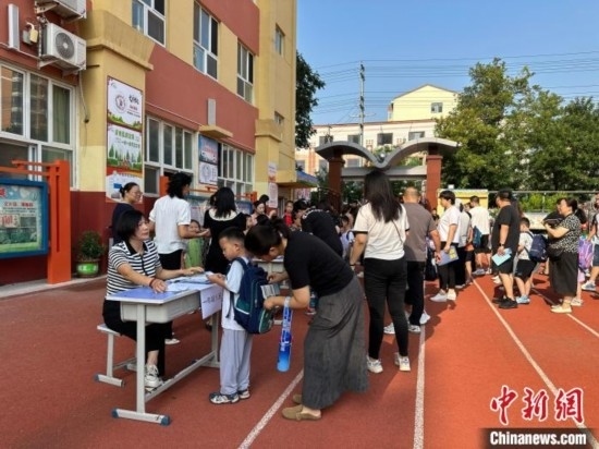 圖為衡水市康復(fù)街小學(xué)，正在簽到的小學(xué)生。徐鵬璐 攝