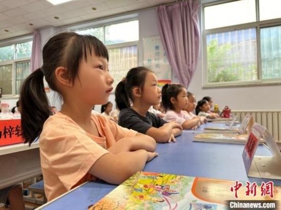 圖為衡水市康復(fù)街小學(xué)，小學(xué)生聽(tīng)老師講開(kāi)學(xué)第一課內(nèi)容。徐鵬璐 攝