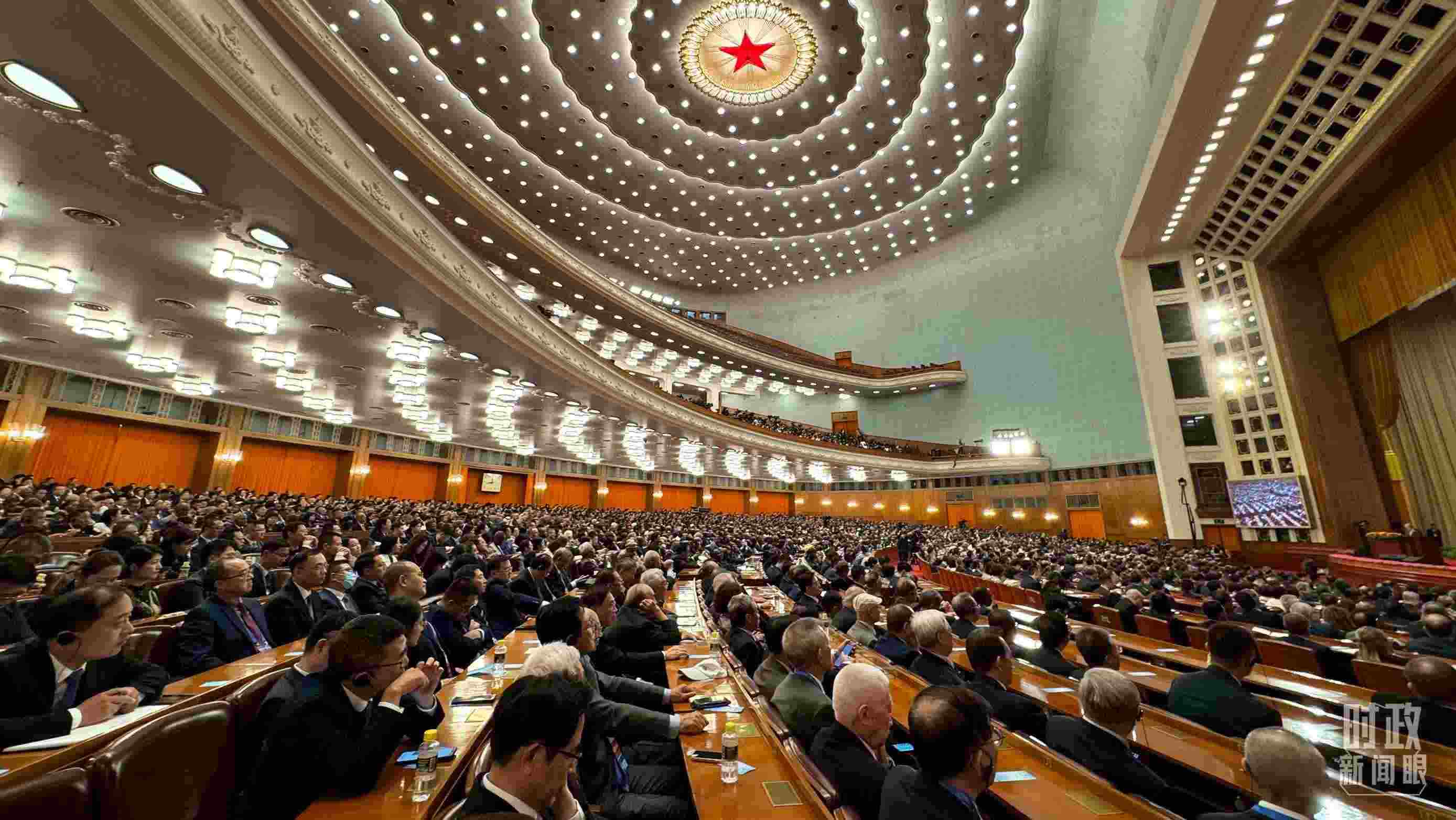  △中非合作論壇非方成員國國家元首、政府首腦、代表團(tuán)團(tuán)長及國際和地區(qū)組織負(fù)責(zé)人等中外各界人士3200余人出席開幕式。（總臺央視記者蔣碩拍攝）