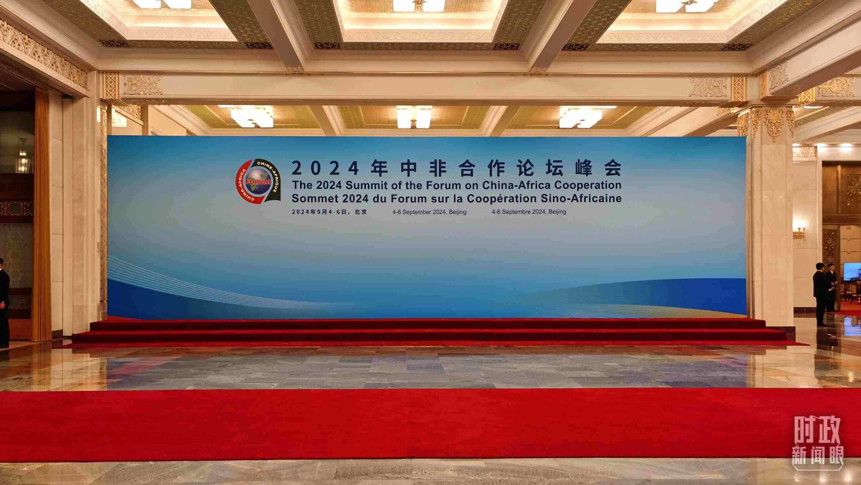  △開幕式前，與會領(lǐng)導(dǎo)人在這里集體合影。（總臺央視記者郭鴻拍攝）