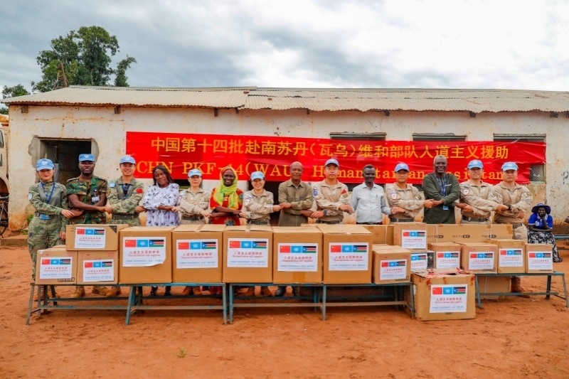 維和官兵與學(xué)校代表進行物資交接。王皓宇攝