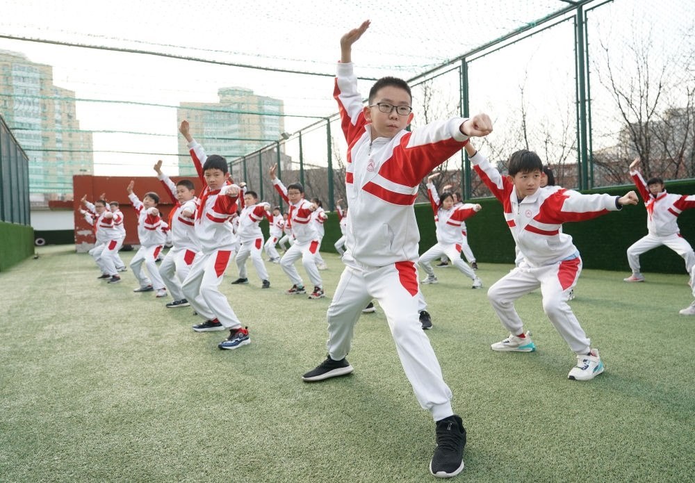 2024年2月21日，在人大附中實驗小學，學生們在體育課中進行武術(shù)練習。新華社記者 任超 攝