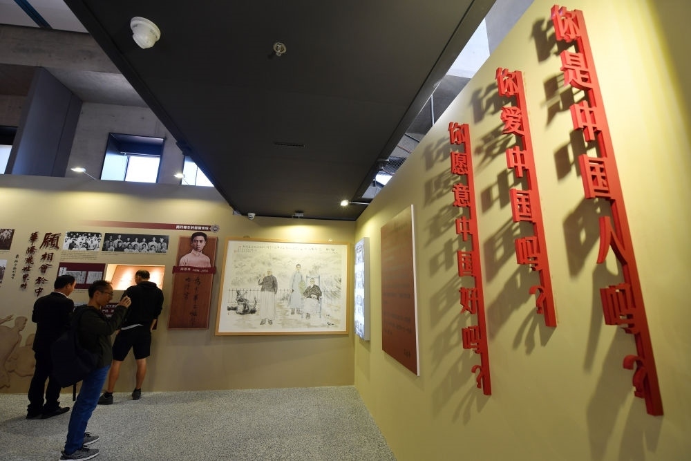 在南開大學海冰樓內(nèi)，墻上掛著“愛國三問”（2019年10月14日攝）。新華社記者 李然 攝